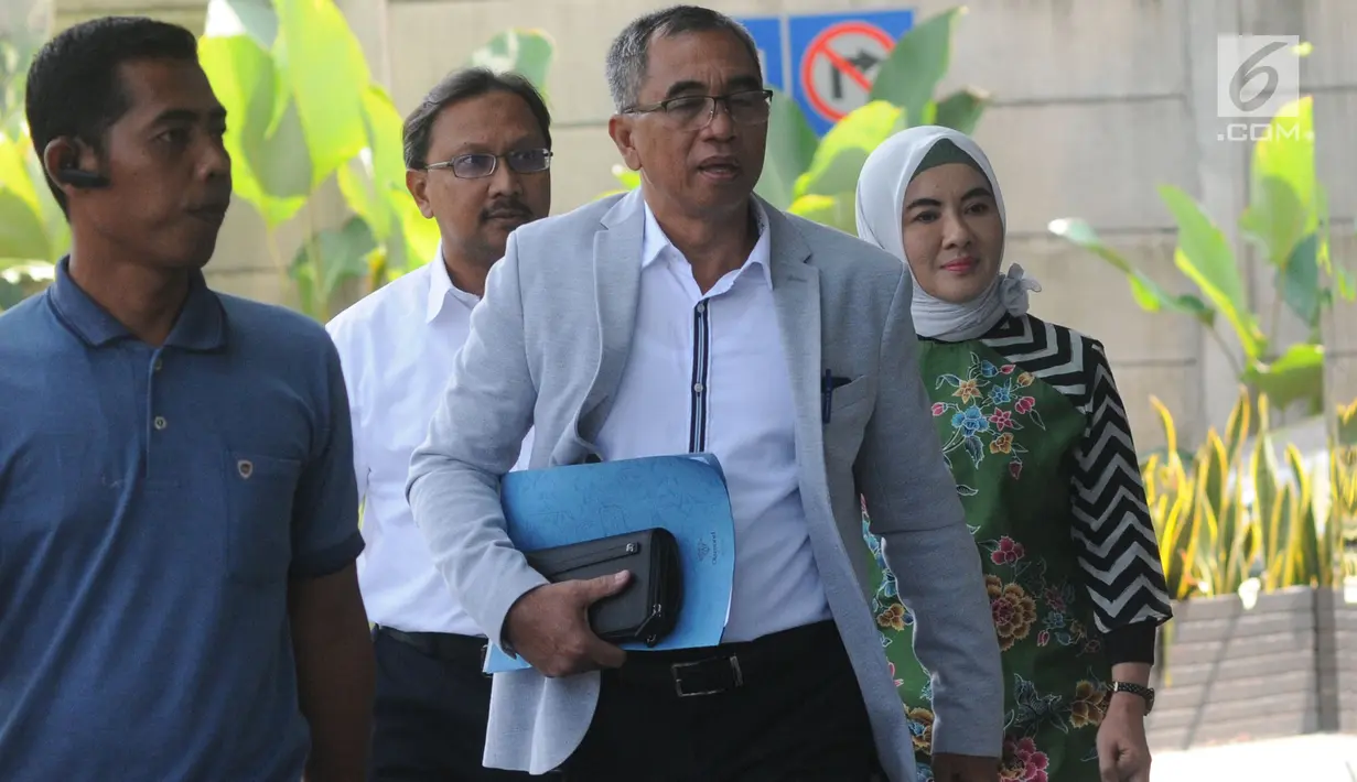 Dirut Pertamina, Nicke Widyawati (kanan) berjalan akan menjalani pemeriksaan penyidik di Gedung KPK, Jakarta, Senin (10/06/2019). Nicke Widyawati diperiksa sebagai saksi untuk tersangka mantan Dirut PLN Sofyan Basir terkait kasus dugaan suap proyek pembangunan PLTU Riau-1. (merdeka.com/Dwi Narwoko)