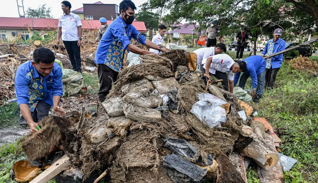 Kepolisian Daerah (Polda) Aceh memusnahkan barang bukti narkotika hasil pengungkapan selama tiga bulan terakhir. (Chaideer MAHYUDDIN/AFP)