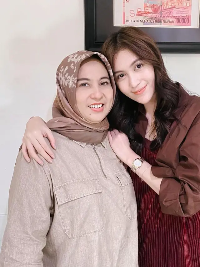 6 Potret Kedekatan Denira Wiraguna Pemeran 'Iblis Dalam Kandungan' dengan Ibunda
