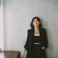 Untuk kamu yang masih belum berani potong rambut terlalu pendek, penampilan Sheila Dara yang satu ini juga bisa dicontoh. Rambut layer sebahu ini tampak lebih manis dengan poni yang tidak terlalu pendek. Foto: Instagram.