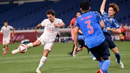 Pada menit ke-32 Spanyol mendapat peluang kedua melalui Mikel Oyarzabal. Menerima umpan dari Oscar Gil hasil kerjasama dengan Pedri, tembakan Mikel Oyarzabal masih melenceng dari gawang Jepang. (Foto: AFP/Jonathan Nackstrand)