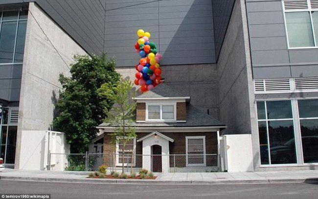 Rumah Edith dipasangi balon, sebagai bagian dari promosi film Up, pada tahun 2009 | foto: copyright dailymail.co.uk
