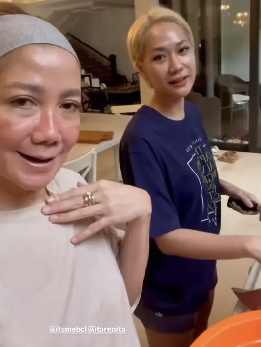 Bunga Citra Lestari tampak meninggalkan gaya glamor di atas panggung dan memilih tampil santai di dapur rumahnya mengenakan atasan oversize lengan pendek saat masak rendang. [@bumiauw]