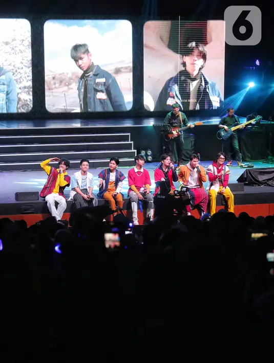 Boyband asal Indonesia, UN1TY saat menghibur para penggemar mereka di Jakarta, Sabtu (17/12). UN1TY menggelar konser tunggal pertama kalinya yang bertajuk “UN1VERSARY: The Show”. (Liputan6.com/Angga Yuniar)