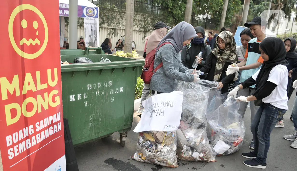 Aktivis Sekolah Relawan memilah sampah plastik saat aksi Jakarta Clean Action selama HBKB di Bundaran HI, Jakarta, Minggu (1/12/2019). Aksi digelar dalam rangka mengedukasi masyarakat agar peduli membuang sampah pada tempatnya guna menjadikan Jakarta kota bebas sampah. (merdeka.com/Iqbal S. Nugroho)