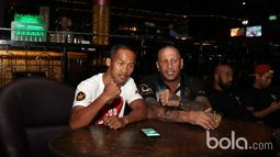 Daud Yordan bersama pelatih Craig Christian sebelum timbang badan di Shanghai Dolly, Singapura, Jumat (24/3/2017). Daud akan tampil pada ajang "Battle of Champions, Road To Glory"  (Bola.com/Nicklas Hanoatubun)