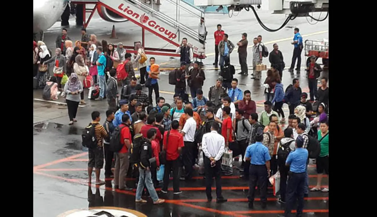 Sejumlah calon penumpang Lion Air memprotes petugas maskapai karena keterlambatan pemberangkatan mereka di Bandara Soekarno-Hatta Cengkareng, Tangerang, Kamis (19/2/2015). (twitter.com/@Thony_nox) 
