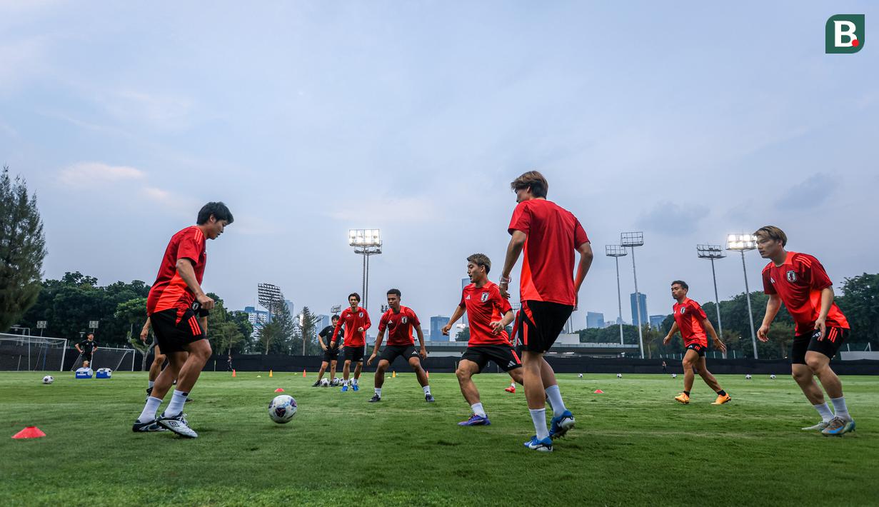 <p>Ritsu Doan dan sejumlah pemain Timnas Jepang melakukan rondo saat sesi latihan menjelang laga lanjutan putaran ketiga Kualifikasi Piala Dunia 2026 melawan Timnas Indonesia yang berlangsung di Lapangan A, Kompleks Stadion Utama Gelora Bung Karno (SUGBK), Senayan, Jakarta, Rabu (13/11/2024). (Bola.com/Bagaskara Lazuardi)</p>