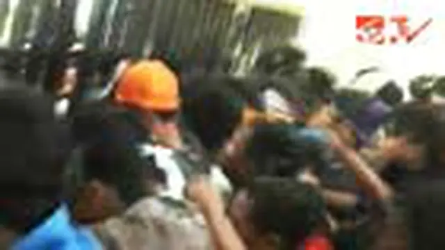 Pendemo dan Polisi Saling Dorong