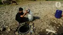 Menurut pengakuan warga, bantuan air bersih dari berbagai pihak sejauh ini belum dapat memenuhi kebutuhan mereka. (merdeka.com/Arie Basuki)
