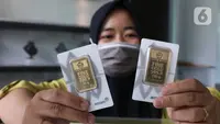 Pekerja menunjukkan emas di galeri 24 Pegadaian, Tangerang, Selasa (7/7/2020). Harga emas Pegadaian khusus batangan 1 gram cetakan Antam hari ini naik Rp 4.000 atau 0,42% ke level Rp 950.000/gram dari harga hari sebelumnya. (Liputan6.com/Angga Yuniar)