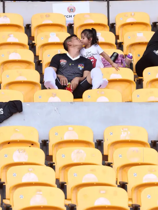 Aktor 33 tahun ini mengaku tambah bersemangat saat mendengar teriakan putrinya dari luar lapangan. (Andy Masela/Bintang.com)