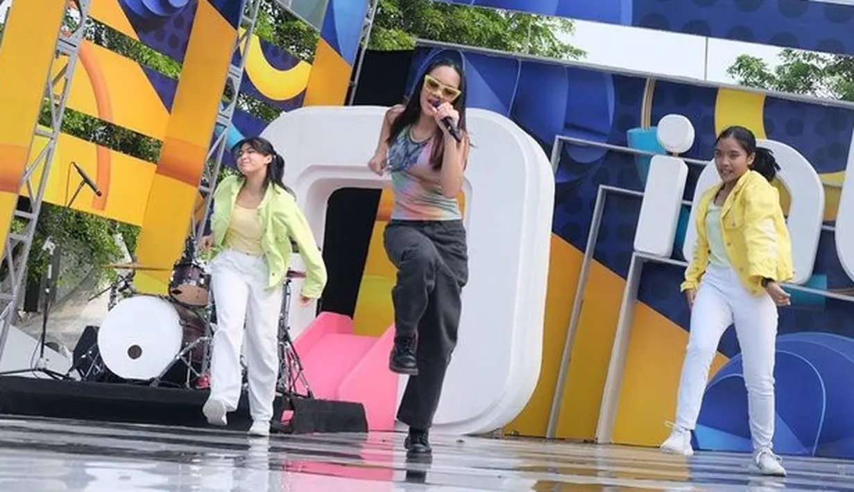 <p>Sama seperti kakaknya, Naura Ayu. Neona juga memulai karier di dunia hiburan sebagai penyanyi anak. [Foto: Instagram.com/riafinola]</p>