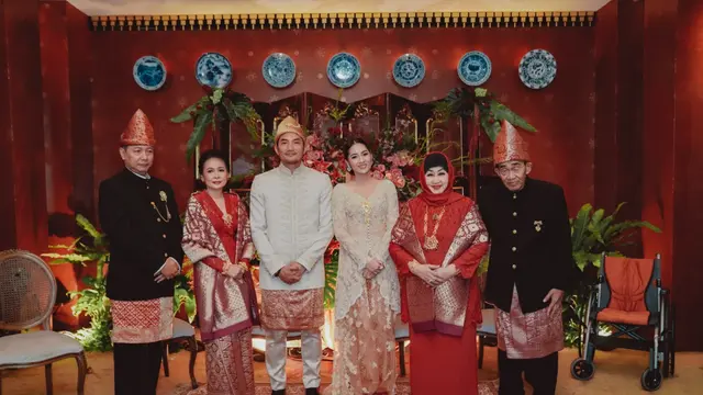 NIken Anjani, Adimaz Pramono, dan keluarga. (Foto: Atas Perkenan Arman Febryan)
