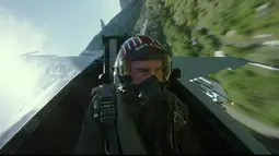 Tom Cruise saat naik pesawat tempur sungguhan dalam film Top Gun: Maverick. (Foto: Paramount Pictures via IMDb)
