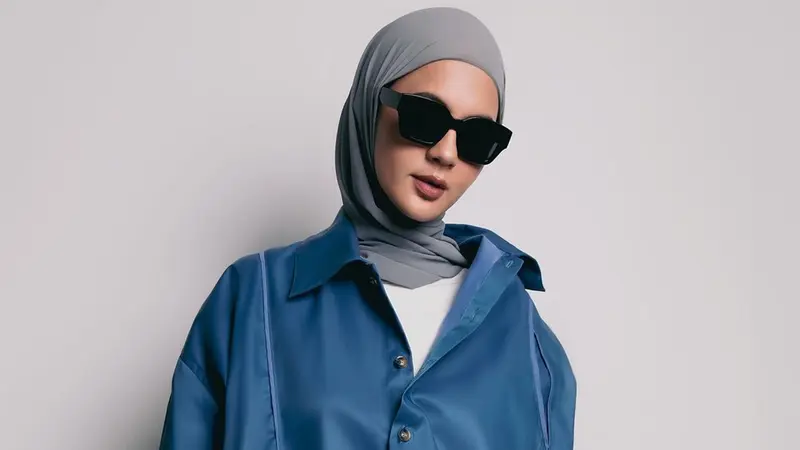Inspirasi Gaya Hijab Paula Verhoeven, Tetap Stylish