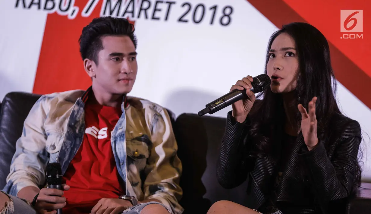 Artis Natasha Wilona didampingi Verrell Bramasta memberi keterangan dalam jumpa pers sinetron Siapa Takut Jatuh Cinta di Gedung SCTV Tower, Jakarta, Rabu (7/3). Keduanya semakin harmonis karena lebih sering bersama. (Liputan6.com/Faizal Fanani)