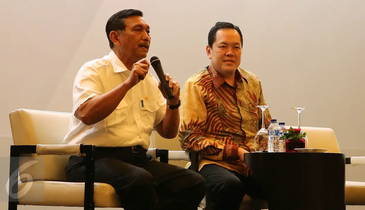 Menko Bidang Kemaritiman, Luhut Binsar Pandjaitan saat diskusi bersama Managing Director, Chief Country Officer Deutsche Bank Indonesia, Kunardy Lie pada acara Economy and Investment Roundtable 2016 di Jakarta (03/11). (Liputan6.com/Fery Pradolo)