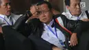 Direktur Utama PT Kereta Api Indonesia Edi Sukmoro duduk menunggu di lobi gedung KPK, Jakarta, Senin (12/08/2019). Edi Sukmoro akan menemui pempinan KPK untuk melakukan konsultasi pencegahan tindak pidana korupsi. (merdeka.com/Dwi Narwoko)