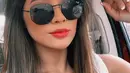 Raiane Lima mengenakan kaca mata hitam saat berselfie di dalam sebuah mobil. diketahui Raiane dan Gabriel Jesus berpacaran sejak musim panas 2021 lalu. (Instagram/raianelima8)