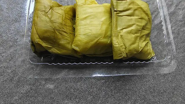 Tiga bungkus kue nagasari pisang