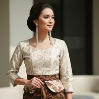 Perpaduan Aksesori yang Membuat Atasan Brokat dan Bawahan Batik Terlihat Kekinian (Image by Gemini AI)