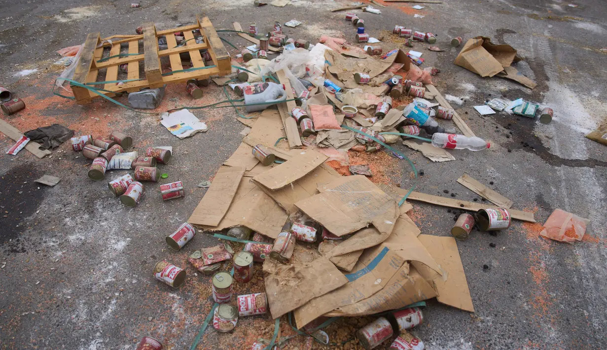 Sementara, bantuan bahan pangan yang dibawa truk tersebut terlihat berserakan di jalan. (AP Photo/Ariel Schalit)