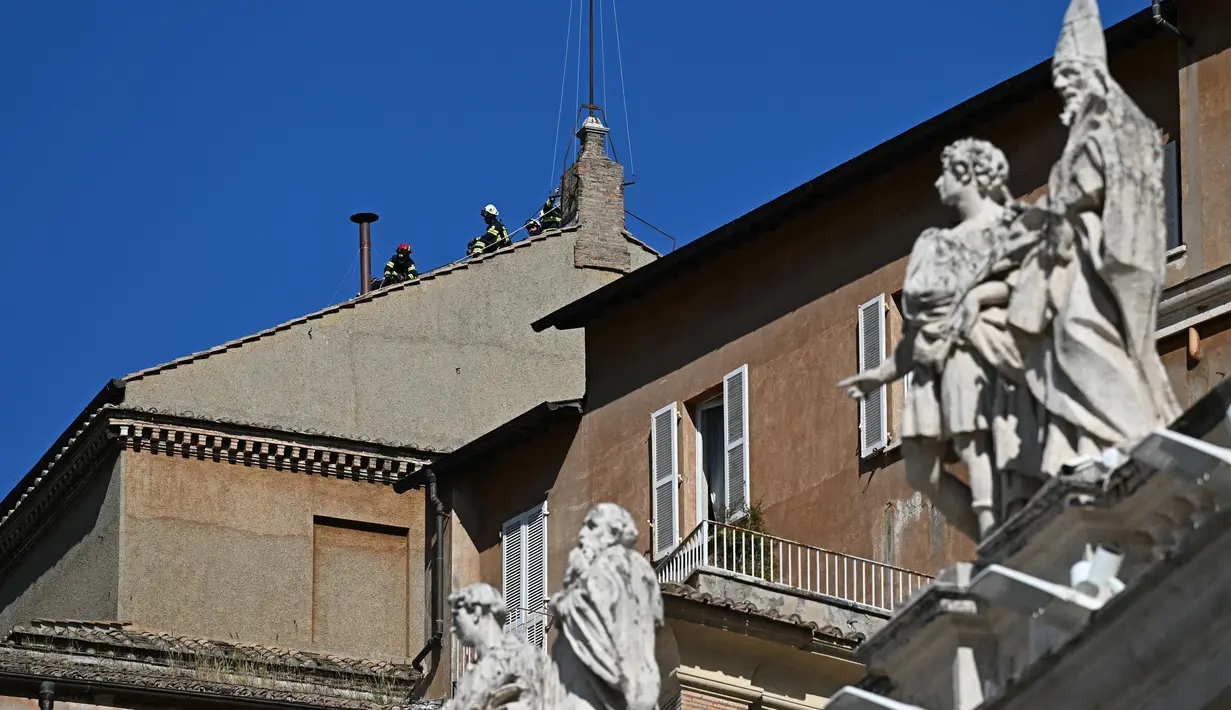 Juru bicara Vatikan, Matteo Bruni menyampaikan bahwa para kardinal akan mengawali konklaf dengan misa agung di Basilika Santo Petrus. (Gabriel BOUYS/AFP)