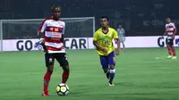 Zah Rahan kembali merasakan atmosfer sepak bola Indonesia. (Bola.com/Aditya Wany)