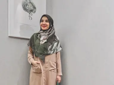 Zaskia Sungkar yang style fashionnya sudah tak diragukan lagi dan menginspirasi banyak orang. Kali ini Kia memakai gaya busana layer. Tak terlihat norak, namun gayanya tampak modis banget. (Instagram/zaskiasungkar15)