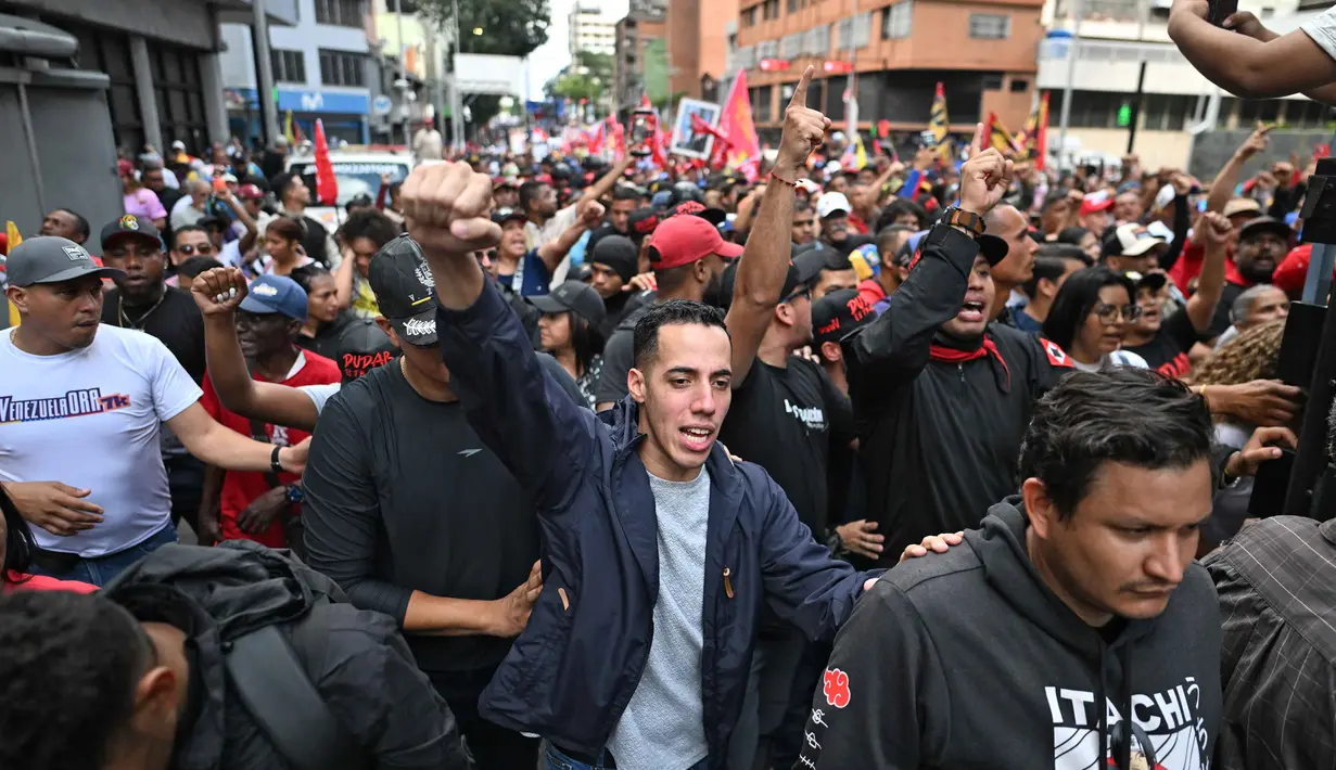 Selain di Caracas, aksi protes juga terjadi di berbagai kota dunia seperti New York, Madrid, Ankara, dan Istanbul untuk mengecam tindakan AS tersebut. Tampak dalam foto, pendukung mantan Presiden Venezuela, Nicolas Maduro, saat menggelar aksi unjuk rasa di Caracas pada Minggu 4 Januari 2026. (Juan BARRETO/AFP)