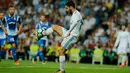 Pemain Real Madrid, Isco mengendalikan bola dalam lanjutan La Liga 2017/2018 melawan Espanyol di Santiago Bernabeu, Minggu (1/10). Isco jadi pahlawan tim setelah memborong dua gol. (AP/Paul White)