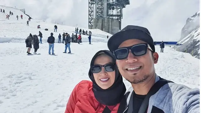 7 Kebersamaan Denny Cagur dan Istri, Dinyatakan Hamis Usai Ikut Program Bayi Tabung