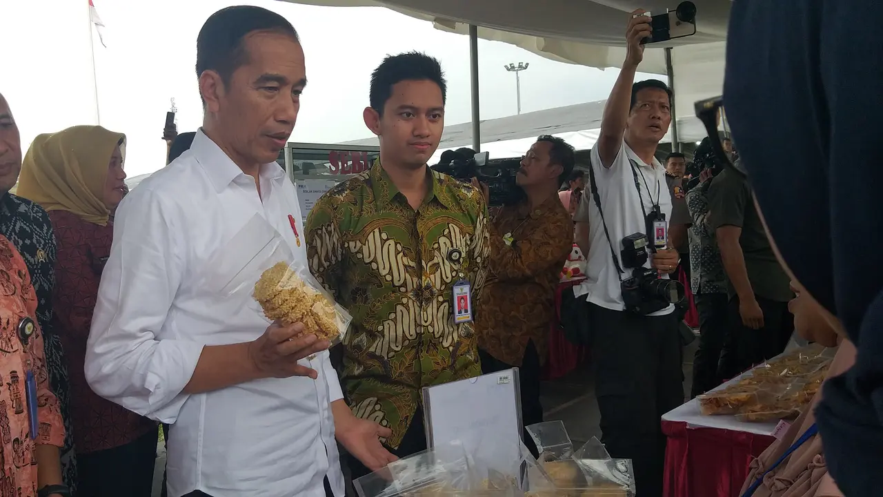 Presiden Joko Widodo (Jokowi) meninjau program pembinaan ekonomi keluarga sejahtera (Mekaar) binaan Permodalan Nasional Madani (PNM) di Alun-Alun Cilegon, Banten, Jumat (6/12/2019).