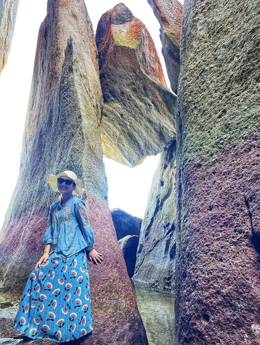 Penampilan menawan Dine Mutiara saat di batu-batu pantai ini kian menunjukkan dirinya memang suka traveling. Tak hanya traveling, ia juga suka abadikan momen menjadi model di setiap tempat yang ia kunjungi. (Liputan6.com/IG/dine.pearl)