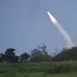 Sistem Roket Artileri Mobilitas Tinggi (HIMARS) M142 AS menembakkan rudal selama latihan militer gabungan Balikatan AS-Filipina di San Antonio di Provinis Zambales, Filipina utara pada Rabu, 26 April 2023. (AFP/TED ALJIBE)