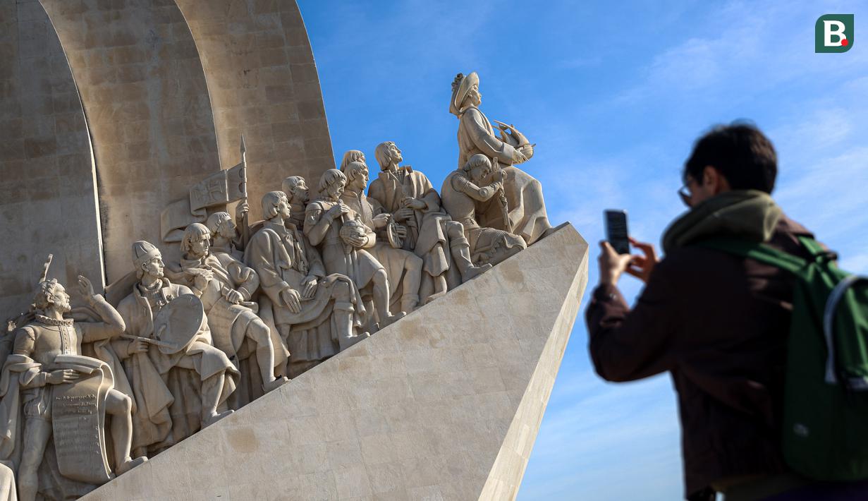Kawasan Belem menjadi tempat wajib saat berkunjung ke Portugal. Pasalnya, daerah tersebut menjadi saksi kejayaan bangsa Portugis sebagai kaum penjelajah dunia. Hal yang menarik perhatian adalah peta penjelajahan Portugis. Di sana tergambar jelas peta Indonesia bersama tahun masuknya para pelayar Portugis yang dipimpin oleh Alfonso de Albuquerque. (Bola.com/Bagaskara Lazuardi)