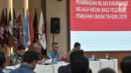 Komisioner KPU memimpin pengundian zona kampanye rapat umum untuk peserta Pemilu 2019 di Kantor KPU RI, Jakarta, Rabu (6/3). Pengundian dilakukan Ketua KPU Arief Budiman bersama perwakilan tim kampanye 01 dan 02. (merdeka.com/Iqbal S Nugroho)