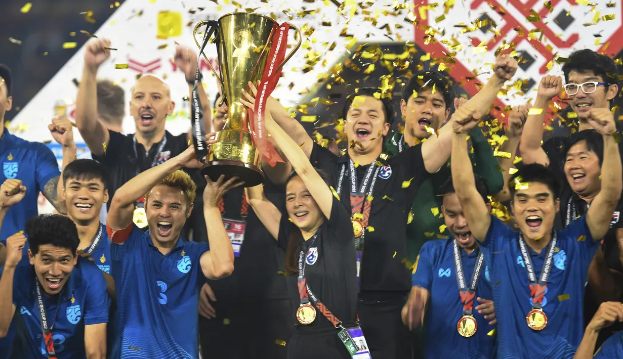 Timnas Thailand melakukan selebrasi setelah berhasil menjuarai Piala AFF 2022 menaklukkan Vietnam dalam laga final di Stadion Thammasat, Pathum Thani, Senin (16/1/2023). Gol tunggal kemenangan Pasukan Gajah Perang dicetak oleh sang kapten Theeraton Bunmathan pada menit ke-24. (AP Photo/Kittinun Rodsupan)