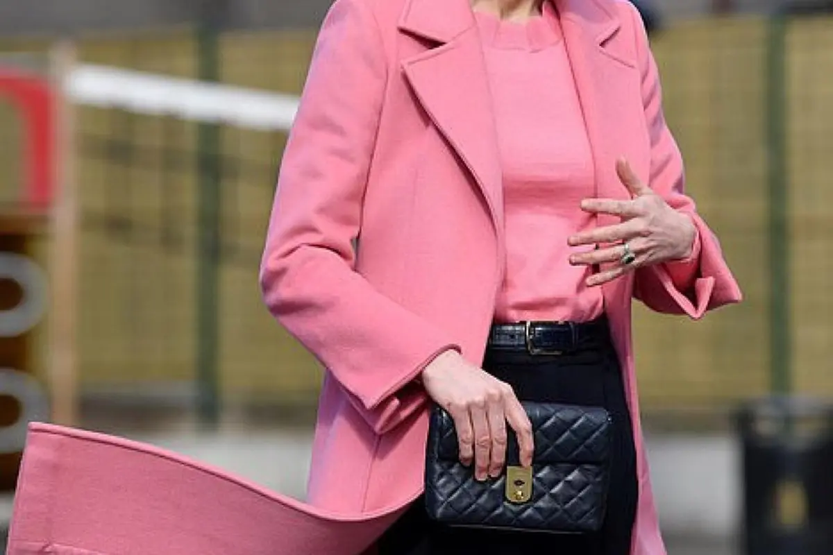 Kate Middleton Tampil Tenang dengan Busana Pink Setelah Wawancara Meghan Markle