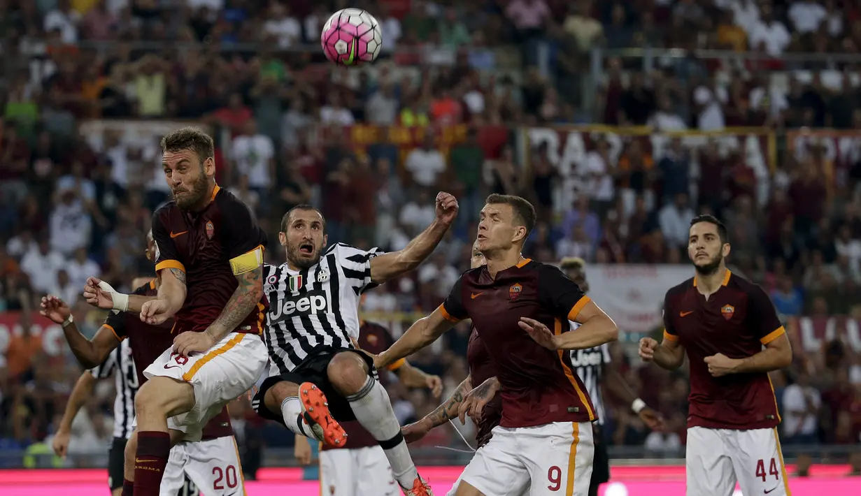 Duel panas terjadi di laga serie A antara Juventus melawan AS Roma di Olimpico Roma, Italia (31/8/2015).  AS Roma menang atas Juventus dengan skor 2-1. (REUTERS/Max Rossi)