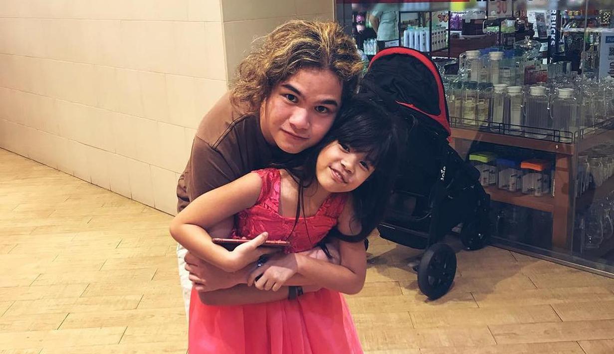 Dul Jaelani sangat sayang dengan adiknya. Ia tak ragu berikan peluk dan rangkulan hangat untuk Safeea. Momen kedekatan Dul dengan Safeea pun selalu tuai atensi dari warganet. (Liputan6.com/IG/duljaelani)