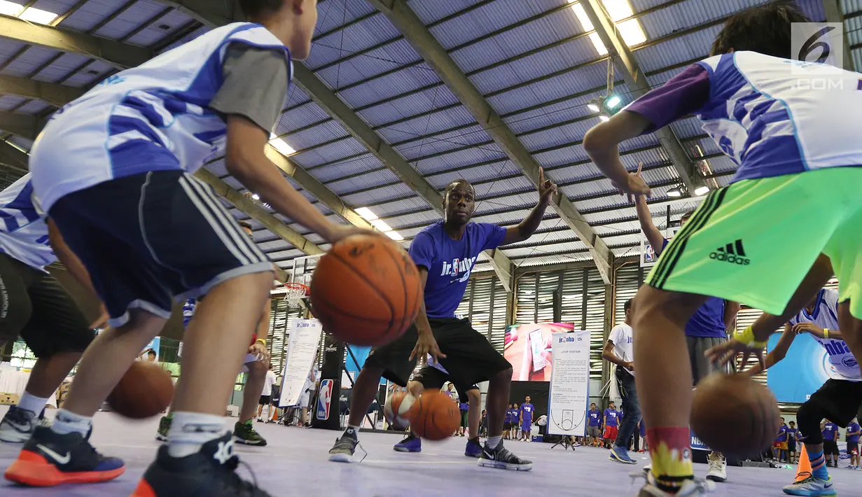 Peserta mengikuti seleksi Jr NBA Indonesia 2017 yang diselenggarakan Frisian Flag di Cilandak Sport Center, Jakarta, Sabtu (26/08). Sebanyak 64 peserta terpilih akan mengikuti National Training Camp. (Liputan6.com/Fery Pradolo)