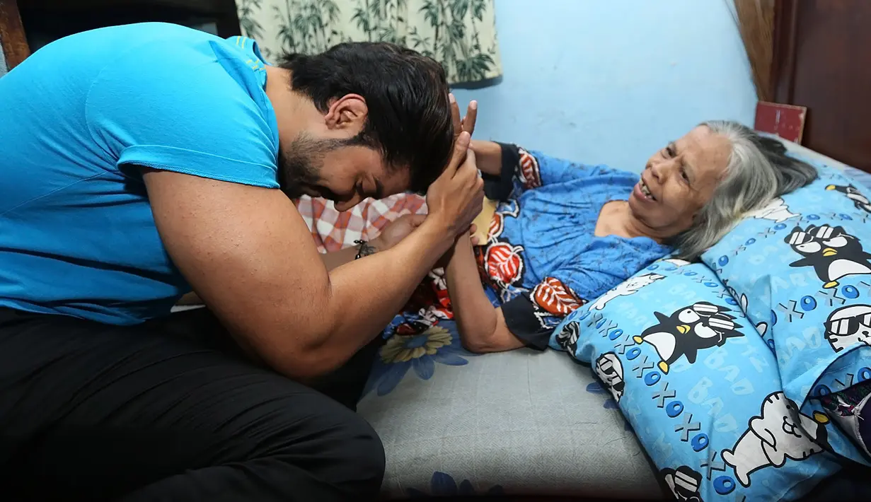 Melihat kondisi Siti Hawa yang terbaring lemah, Gurmeet turut prihatin. Terlebih dengan kondisi kediamannya yang cukup sempit, dan Gurmeet pun mengingat sosok sang nenek yang kini telah meninggal dunia. (Bambang E.Ros/Bintang.com)