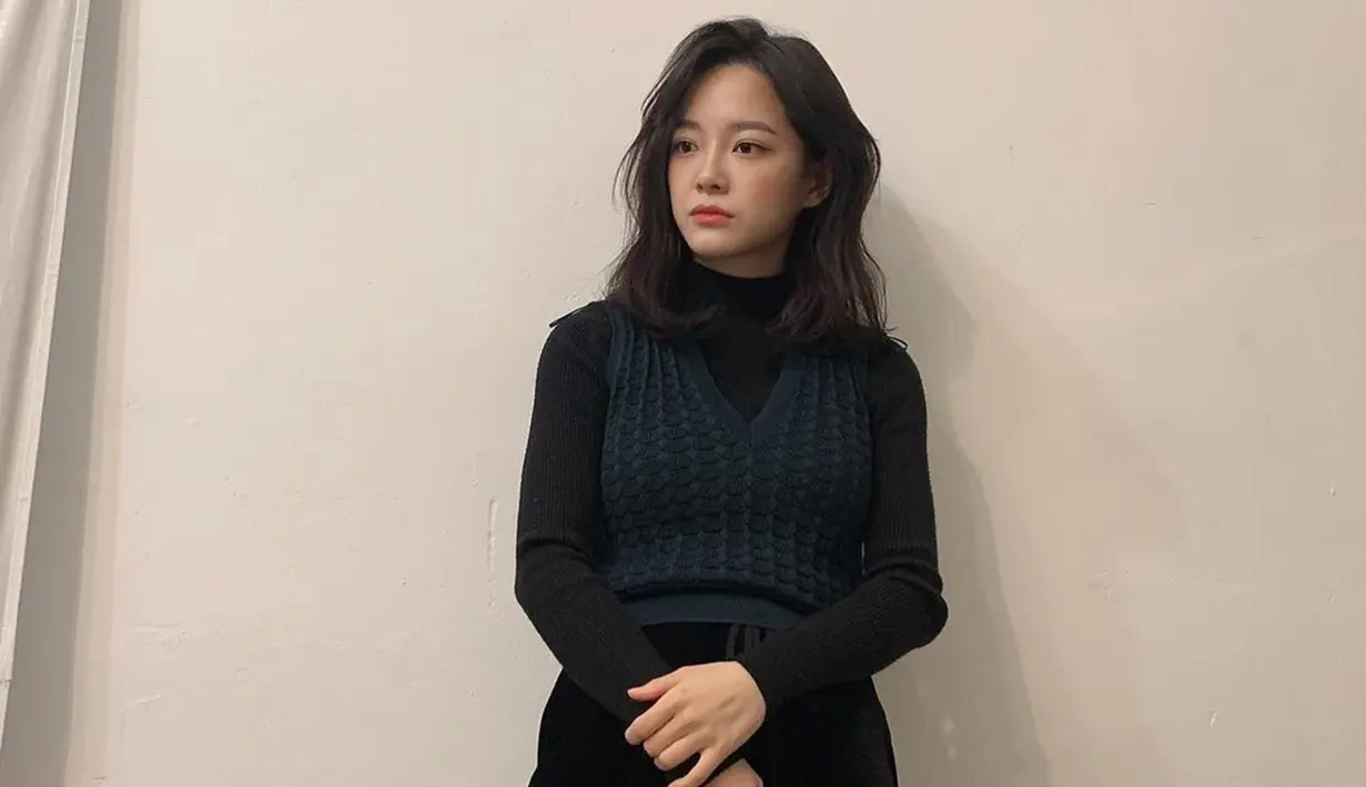 Tampil dalam balutan busana berwarna hitam, Sejeong terlihat memadukannya dengan sweater rajutan berwarna navy. Penampilan sederhananya ini juga bisa dijadikan inspirasi untuk hangout. (Liputan6.com/IG/@clean_0828)