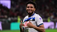 Gelandang Atalanta asal Brasil, #13, Ederson, merayakan setelah mencetak gol pertama timnya selama pertandingan Serie A Italia antara AC Milan dan Atalanta Bergamo di stadion San Siro di Milan, pada 20 April 2025. (Piero CRUCIATTI/AFP)
