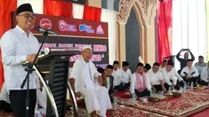 Ketua Dewan Komisioner Otoritas Jasa Keuangan (OJK), Wimboh Santoso memberi sambutan pada peresmian Bank Wakaf Mikro (BMW) ketiga di Pondok Pesantren As’ad, Olak Kemang, Jambi Rabu (3/4). Bank Wakaf Mikro berdiri dalam upaya meningkatkan inklusi keuangan masyarakat Indonesia. (Liputan6.com/HO/Eko)
