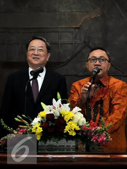 Zulkifli Hasan (kanan) memberikan keterangan Pers usai melakukan pertemuan tertutup di Kompleks Parlemen MPR/DPR, Jakarta, Senin (27/7/2015). Dalam kunjungannnya Yu Zhengsheng melakukan kerjasama politiknya dengan Indonesia. (Liputan6.com/Johan Tallo)