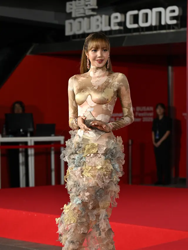 Lisa Eksis di Karpet Merah BIFF 2025, Penampilannya Masuk Daftar Busana Terburuk