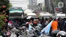 Massa buruh menuntut kenaikan upah minimum kabupaten/kota (UMK) Kabupaten Bekasi. (merdeka.com/Imam Buhori)